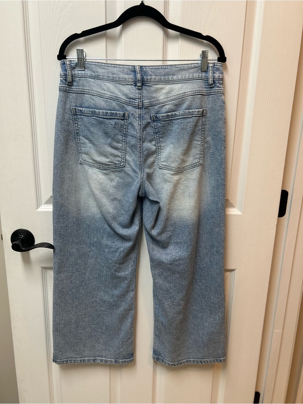 Cabi Naples Crop Light Wash Cropped Wide-Leg Jeans - Picture 4 of 4